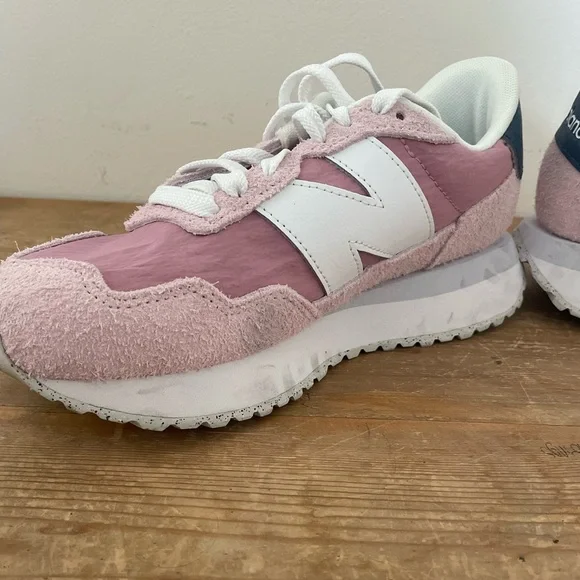 New Balance Women's 237 Pink and White Sneakers 7 - Picture 4 of 9